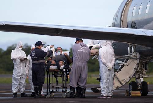 Un enfermo es transportado en un aeroplano militar en el aeropuerto de Ponta Pelada en Manaus, estado de Amazonas, Brasil, entidad que sufre un colapso en su sistema de salud.