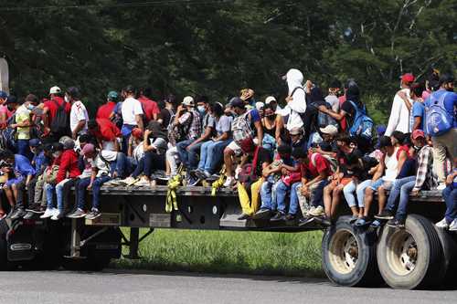 A bordo de un tráiler, un grupo de migrantes cruzó la región de Santa Rosa de Copán para luego dispersarse en la carretera densamente transitada hacia la ciudad fronteriza de Agua Caliente.