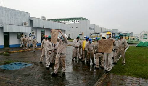 PETROLEROS INCONFORMES EN VERACRUZ. Trabajadores de Pemex exigen la liberación de las plazas que por acuerdo de la dirección administrativa de la empresa serán canceladas durante el año tanto en el área de petroquímica como en el sistema nacional de refinerías.