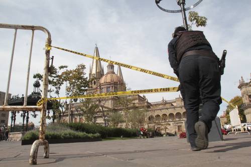 Policías estatales acordonaron ayer la periferia de la catedral de Guadalajara, pues a partir de este sábado quedaran suspendidas las actividades no esenciales, debido al incremento de contagios de Covid-19 en Jalisco.