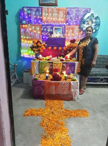 Elvira Gómez, en una ofrenda que montó en memoria de sus hijos que desaparecieron en septiembre de 2013. En la imagen, la mujer en su casa en el municipio de Tierra Blanca, Veracruz.