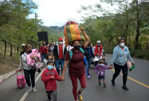 A pie, unos 3 mil hondureños cruzaron ayer hacia territorio guatemalteco con la esperanza de llegar a Estados Unidos una vez que pasen por nuestro país.