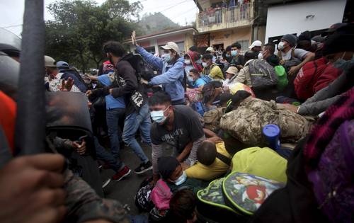 Miles de hondureños que se dirigen en caravana hacia Estados Unidos entraron ayer a Guatemala por el cruce fronterizo de El Florido.