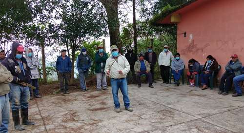 Habitantes de Chipoco, municipio de Tlachinol, Hidalgo, durante una asamblea informativa hace unos días sobre los averías por los residuos tóxicos a los manantiales y un río que pasa por la comunidad entre otros daños ocasionados por la Minera Autlán SA de CV.