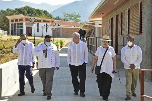 El presidente Andrés Ma­nuel López Obrador en la inau­gu­ra­ción, ayer, de la sede de la Uni­versidad para el Bienestar Benito Juárez García, en Juan R. Escobedo, Guerrero.