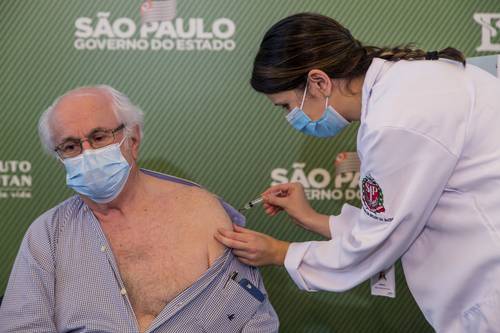 Aplicación de la vacuna del laboratorio chino Sinovac Biotech Ltd ayer en el Hospital das Clínicas en São Paulo, Brasil.