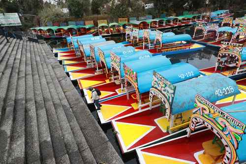 VENDRÁN MEJORES VIENTOS. Decenas de trajineras siguen varadas en Xochimilco ante el cierre de embarcaderos, lo cual ha afectado a miles de personas que viven del turismo.