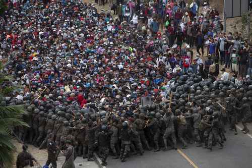 El ejército guatemalteco contuvo ayer el paso de decenas de miles de migrantes en el cruce fronterizo con Honduras de Vado Hondo.