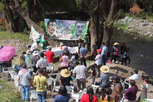 El sacerdote Alfonso Leija ofició ayer una misa a la orilla del río Cuautla, en el municipio de Ayala, Morelos, donde el pasado 23 de noviembre elementos de la Guardia Nacional desalojaron el plantón que mantenían opositores a la termoeléctrica de la Comisión Federal de Electricidad. El cura bendijo la defensa del agua y el medio ambiente y la lucha que han dado los campesinos del oriente de la entidad.