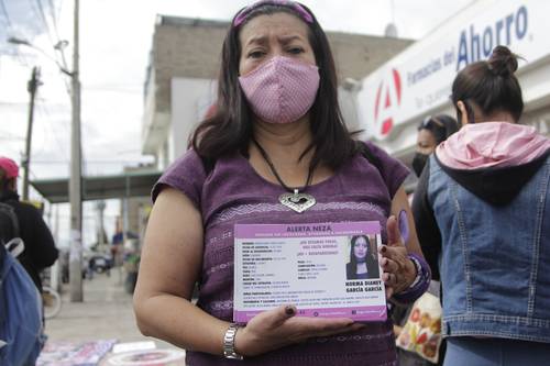 Familiares de Norma Dianey (joven que cumplió tres años desaparecida) junto con decenas de activistas marcharon ayer en el municipio de Chimalhuacán, estado de México.