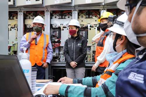 La jefa de Gobierno de la Ciudad de México, Claudia Sheinbaum Pardo, realizó un recorrido por la explanada del inmueble del STC siniestrado para supervisar la instalación del sistema de energía que permitirá la reapertura de la línea 1 el 25 de enero.