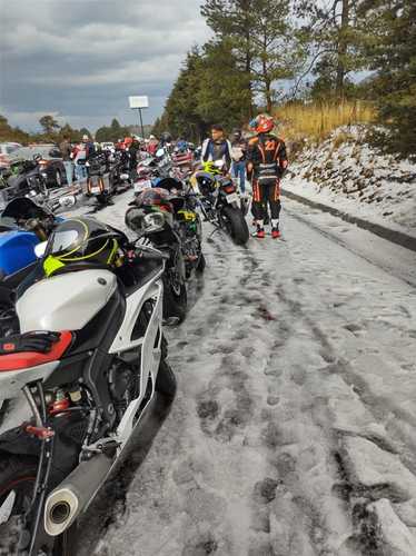 La fuerte precipitación de ayer en Parres y Topilejo, Tlalpan, dejó intransitables varios kilómetros de la México-Cuernavaca durante horas y provocó algunos accidentes. Varios motociclistas optaron por estacionarse en el acotamiento.