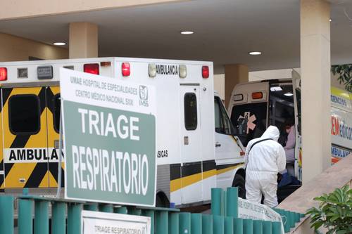 La ocupación hospitalaria en la CDMX llegó ayer a 89 por ciento de camas generales y 86 por ciento en las que tienen ventilador. En la imagen, una ambulancia ingresa a un paciente al área de triaje del Centro Médico Nacional Siglo XXI.