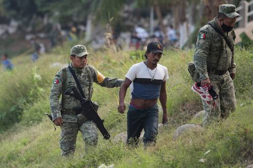 Efectivos mexicanos detienen a centroamericanos que cruzan el río Suchiate provenientes de Guatemala.