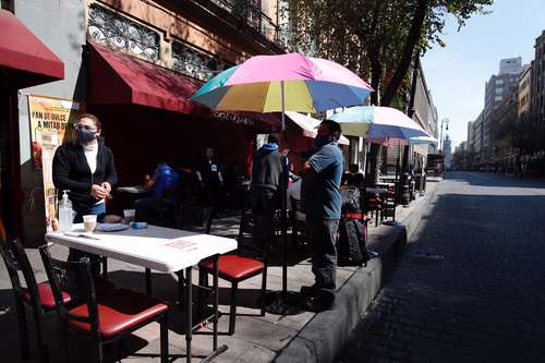 Este lunes reabrieron restaurantes después de llegar a un acuerdo con autoridades. A algunos de los negocios se les permitió ocupar las banquetas. Ese es uno de los sectores que más auxilio requiere para no cerrar sus puertas y desaparecer fuentes de empleo.