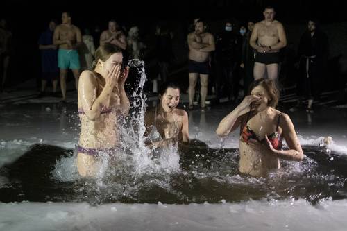 La noche del 18 al 19 de enero, los fieles ortodoxos celebran la epifanía que conmemora el bautismo de Jesucristo, y lo hacen sumergiéndose en agua helada, a pesar del frío invernal. Gran parte de la población acude a ríos, lagos o baños improvisados en las calles. La creencia dicta que uno debe sumergirse tres veces para quedar limpio de pecado. La imagen, en Vilnius, Lituania.