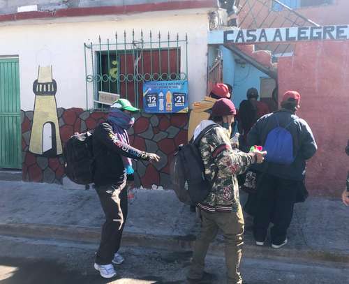 Entrada del refugio Casa Alegre Hogar y Migrante, recién habilitado en la colonia Landín del municipio de Saltillo, Coahuila, el cual ha recibido en los últimos cinco días a 400 centroamericanos, de los cuales 70 permanecen en el albergue.