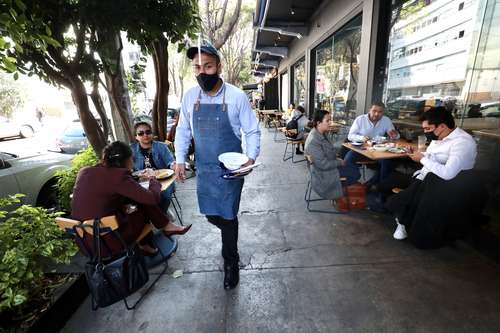 La taquería El Califa de la esquina de Jalapa y Álvaro Obregón, en la colonia Roma, donde se adecuaron las instalaciones para reabrir y recibir a comensales.