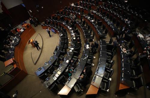 Legisladores esperan instrucciones del presidente del Senado, Eduardo Ramírez, para sacar adelante la agenda, mientras se aprueban reformas que les permitan sesionar a distancia. La imagen, durante la reunión del pleno, en diciembre pasado.