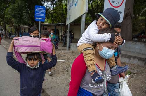 De los miles de hondureños que integran la caravana que busca llegar a Estados Unidos a través de México, se calcula que 15 por ciento son menores de edad y de ellos 41 viajan sin compañía de un adulto.