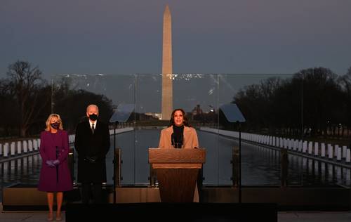 Frente al monumento a Lincoln, en Washington, Kamala Harris, vicepresidenta electa de Estados Unidos, recordó a los muertos que ha dejado la pandemia de Covid-19 en el país. A su izquierda, el mandatario electo, Joe Biden, con su esposa, Jill.