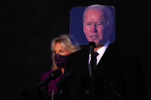  La víspera de su toma de posesión, el mandatario electo de Estados Unidos, el demócrata Joe Biden, rindió homenaje a los muertos por Covid-19, en el Lincoln Memorial, en Washington. Foto Afp