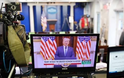  El presidente de Estados Unidos, Donald Trump, pronunció ayer su discurso de despedida a través de un video publicado en YouTube. La imagen, en un monitor en la sala Brady Briefing de la Casa Blanca. Foto Afp