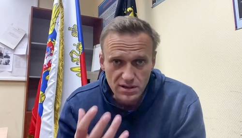 Aleksei Navalny, adversario del gobierno de Vladimir Putin, en la estación de policía de Khimki, en las afueras de Moscú, en imagen tomada de un video de su canal de YouTube.