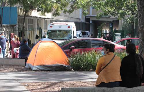 Familias acampan hasta por días frente al hospital general de zona 89 en Guadalajara, Jalisco, en espera de información de sus parientes internados por Covid-19.