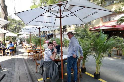 Restaurantes ubicados en la avenida Óscar Wilde, en Polanco, aprovecharon la vía pública para recibir a comensales conforme las medidas acordadas con el gobierno.