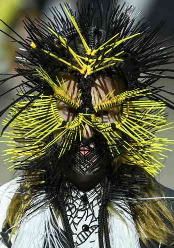 Un modelo muestra una creación del diseñador Tom Van Der Borght, durante la Semana de la Moda Mercedes-Benz en Kraftwerk en Berlín, Alemania.