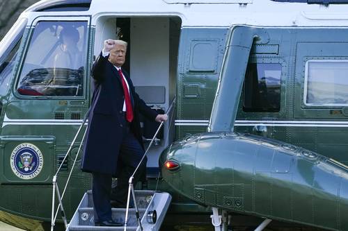 Tras una desangelada celebración antes de su adiós a la Casa Blanca, Trump fue despedido con una ceremonia militar. Trump partió en helicóptero hacia la base Andrews, donde abordó, a las 8:30 de la mañana, el avión presidencial rumbo a su residencia de Mar-a-Lago, en Florida.