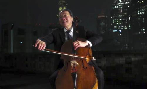 El violonchelista Yo-yo Ma interpretó Amazing Grace, un icono de la cultura estadunidense, durante el concierto conmemorativo por el cambio de poder en Washington.