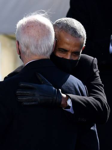 BIDEN-OBAMA, MANCUERNA DE LA CASA BLANCA. Barack Obama felicita Joe Biden, quien fuera vicepresidente durante su gobierno, luego de asumir ayer el mandato de Estados Unidos, tras un largo proceso en el que Trump alegó fraude hasta el final.