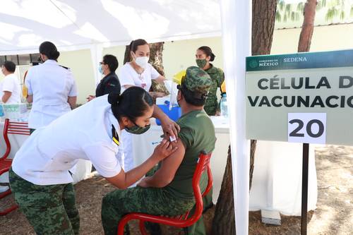 Aplicación de la vacuna contra Covid-19 de los laboratorios Pfizer y BioNTech a personal de la salud en el Heroico Colegio Militar, en la Ciudad de México.