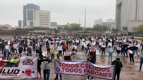 Propietarios y trabajadores del sector del entretenimiento protestaron ayer frente a la Secretaría de Salud de Nuevo León y el palacio de gobierno del estado, en el centro de Monterrey, para exigir la reapertura de sus negocios, pues debido a la pandemia están a punto de la quiebra y de perder su empleo.