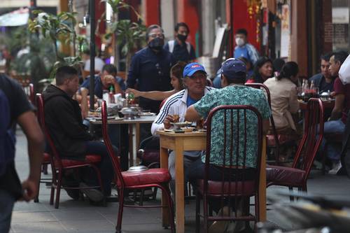 Comensales en un restaurante al aire libre en el Centro Histórico.