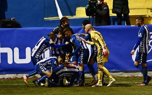 El Real Madrid cayó en dieciseisavos de final de la Copa del Rey al perder 2-1 contra el modesto Alcoyano, de la Segunda División B, equivalente a la tercera categoría del futbol español. El conjunto de la liga inferior empató a menos de 10 minutos del final y en tiempo agregado, con un hombre menos por doble tarjeta amarilla, consiguió la proeza del gol de la victoria. Aunque los merengues estaban repletos de suplentes, la eliminación en su primer partido copero esta temporada supone un nuevo mazazo para los madridistas.