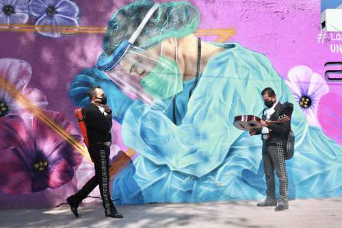  En el Día Internacional del Mariachi, ayer los músicos callaron en la Plaza Garibaldi debido a la contingencia sanitaria por el Covid-19. Apenas se alcanzaron a escuchar voces, instrumentos y el sonido de las trompetas de algunos que no se dan por vencidos. Foto Luis Castillo