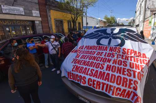 Empleados de funerarias del valle de México se manifestaron frente a la sede de la Secretaría de Salud estatal en Toluca.