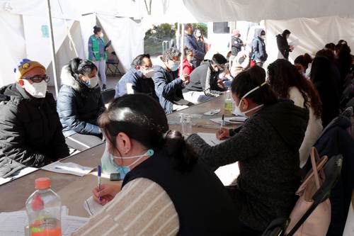 Algunas personas que acuden a los kioscos de la salud del gobierno de la Ciudad de México hacen fila horas antes de que arranquen sus actividades. El día de ayer fue el peor hasta el momento de la pandemia de Covid-19 en México al reportarse 22 mil 339 contagios y mil 803 muertes en 24 horas.