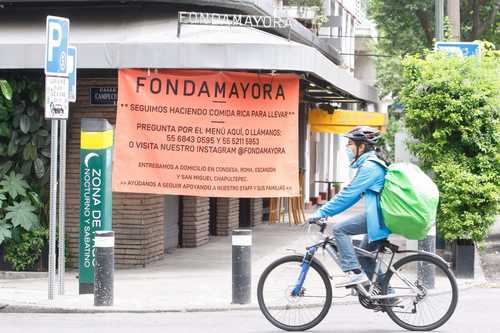 Un repartidor de una aplicación de comida circula en la colonia Condesa.