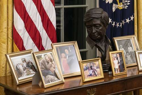 Un busto del líder de los derechos civiles César Chávez es uno de los objetos que el presidente Joe Biden colocó en la Oficina Oval.