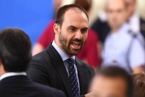 El diputado Eduardo Bolsonaro (en imagen de archivo) fue condenado ayer a indemnizar con 5 mil 600 dólares a la periodista Patricia Campos Mello por haber afirmado que “intentó seducir” a una persona para obtener información perjudicial contra su padre, el presidente de Brasil, Jair Bolsonaro. Según la sentencia, el legislador “ofendió la honra” de la reportera y puso en duda “la seriedad de su trabajo periodístico y de su empleador”, el diario Folha de Sao Paulo.