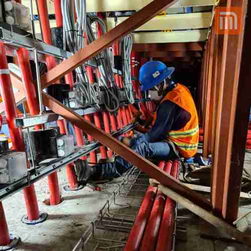 Trabajadores del Sistema de Transporte Colectivo y de la Comisión Federal de Electricidad realizan las últimas pruebas del equipo del puesto central de control de energía emergente con la finalidad de restablecer el lunes 25 la operación de la línea 1.