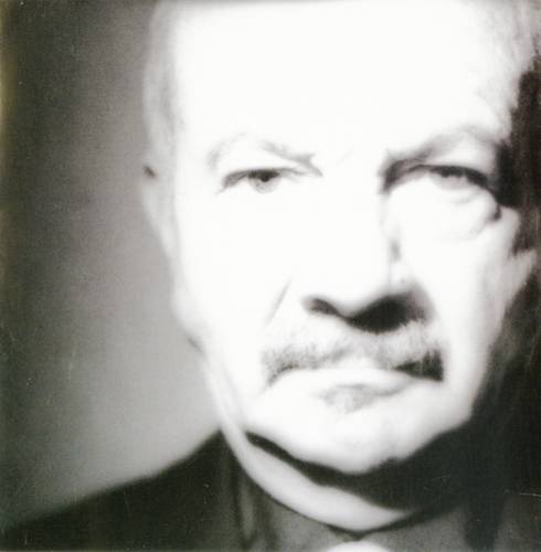 “Este álbum es una muestra del tango que se ha desarrollado en este tiempo, que pedía con urgencia no dejar la historia allá en 1990”, se explica en el texto que acompaña el disco. En la imagen, Astor Piazzolla en una foto del álbum La Camorra