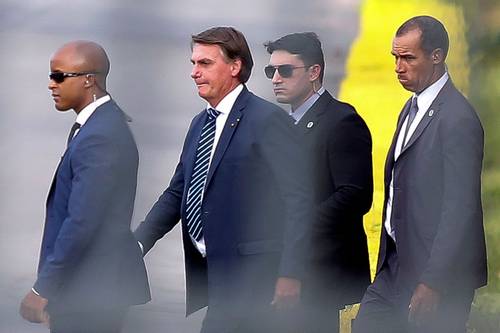 El presidente Jair Bolsonaro a su salida ayer del palacio de la Alborada, en Brasilia.