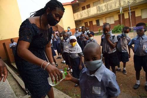 Aplicación de medidas de prevención contra la pandemia en una escuela primaria de Lagos, Nigeria.