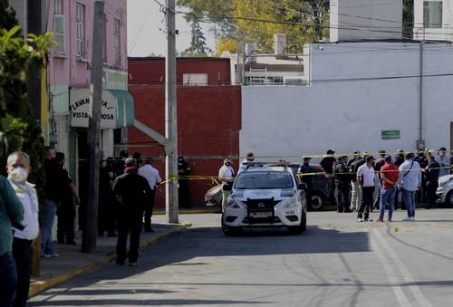 Dos policías de seguridad pública de Tlalnepantla, estado de México, fallecieron y otro resultó herido, luego de enfrentarse ayer con delincuentes que asaltaban un establecimiento en la avenida Reynolds Aluminio, de la unidad habitacional Vista Hermosa. Un presunto asaltante murió cuando recibía atención médica.