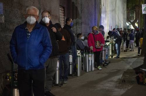 Decenas de personas llegan temprano a llenar sus tanques en la empresa especializada.